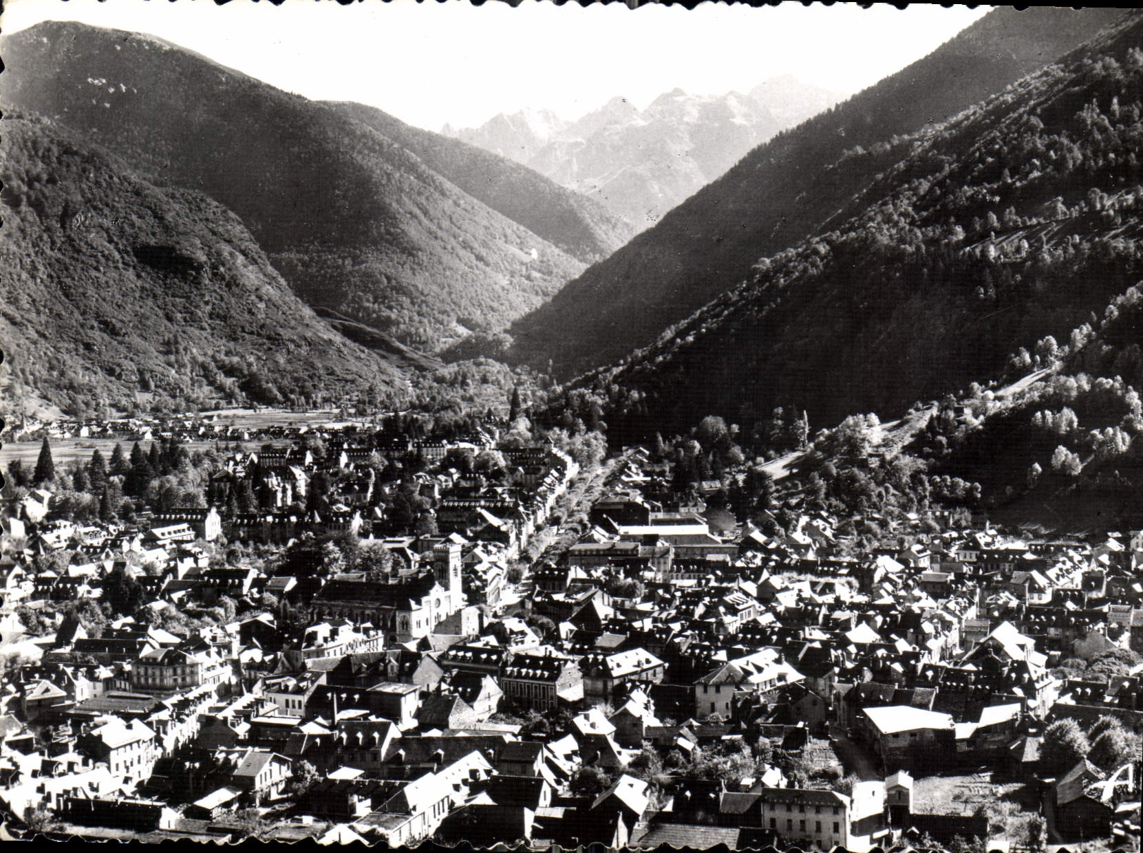 Luchon-Superbagnères — Vue générale de Luchon, au fond le Massif de Venasque — Éditions ALIX