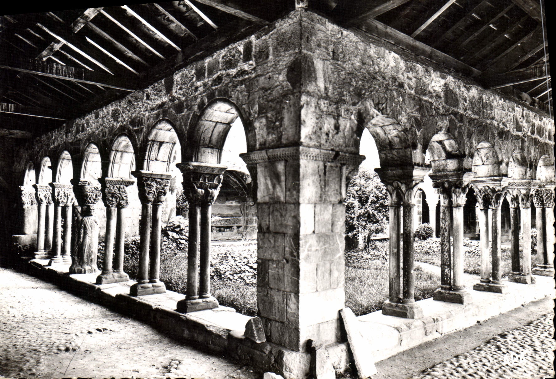 Saint-Bertrand-de-Comminges — Le Cloître — Chapiteaux des XIIe et XIVe s.