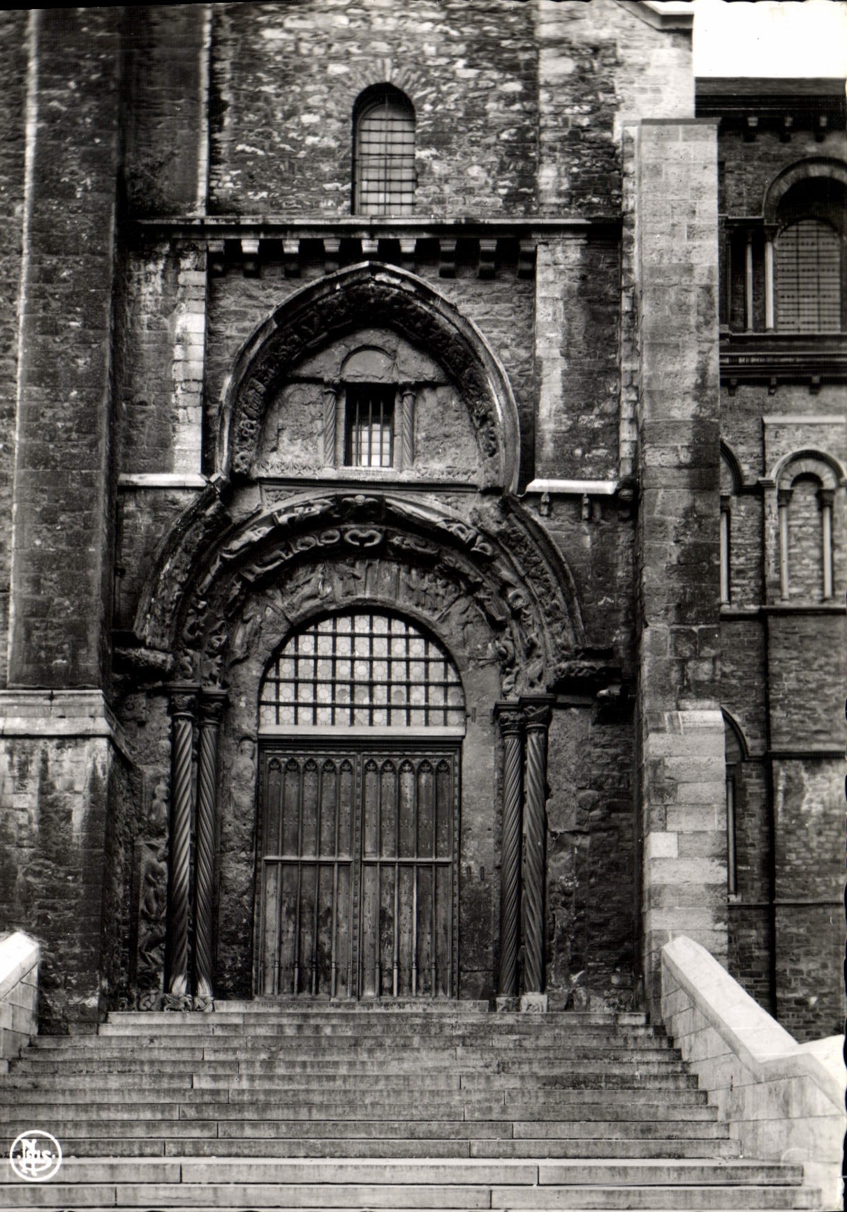 CPM Tournai La Cathedrale La Porte Mantille 