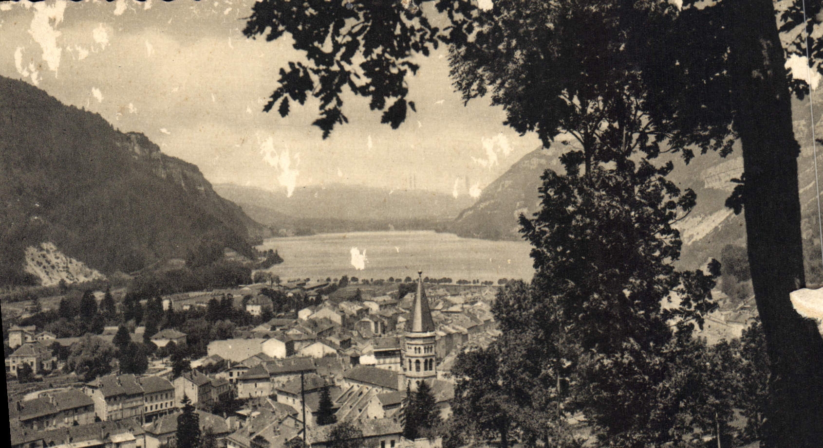 Nantua — Vue à travers les arbres — CAP.34 — Éditeur : Strasbourg-Photomécanique