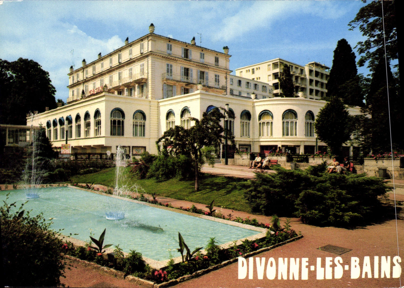 Le Casino de Divonne-les-Bains — vue du bâtiment et de la fontaine — éditeur COWCOLOR, n° 01