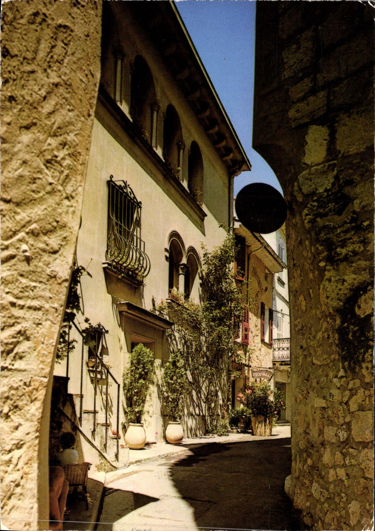 CPM Mougins une vieille rue du village 