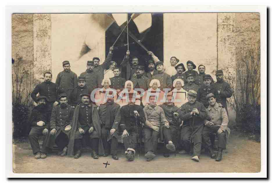 Groupe de soldats et infirmières — devant un bâtiment — éditeur inconnu