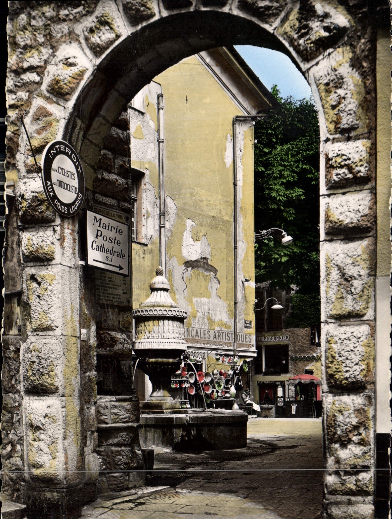 Vue de la place de la Mairie et de la cathédrale à Aux Pois Lourds — éditeur L. Gilletta & Cie, Nice