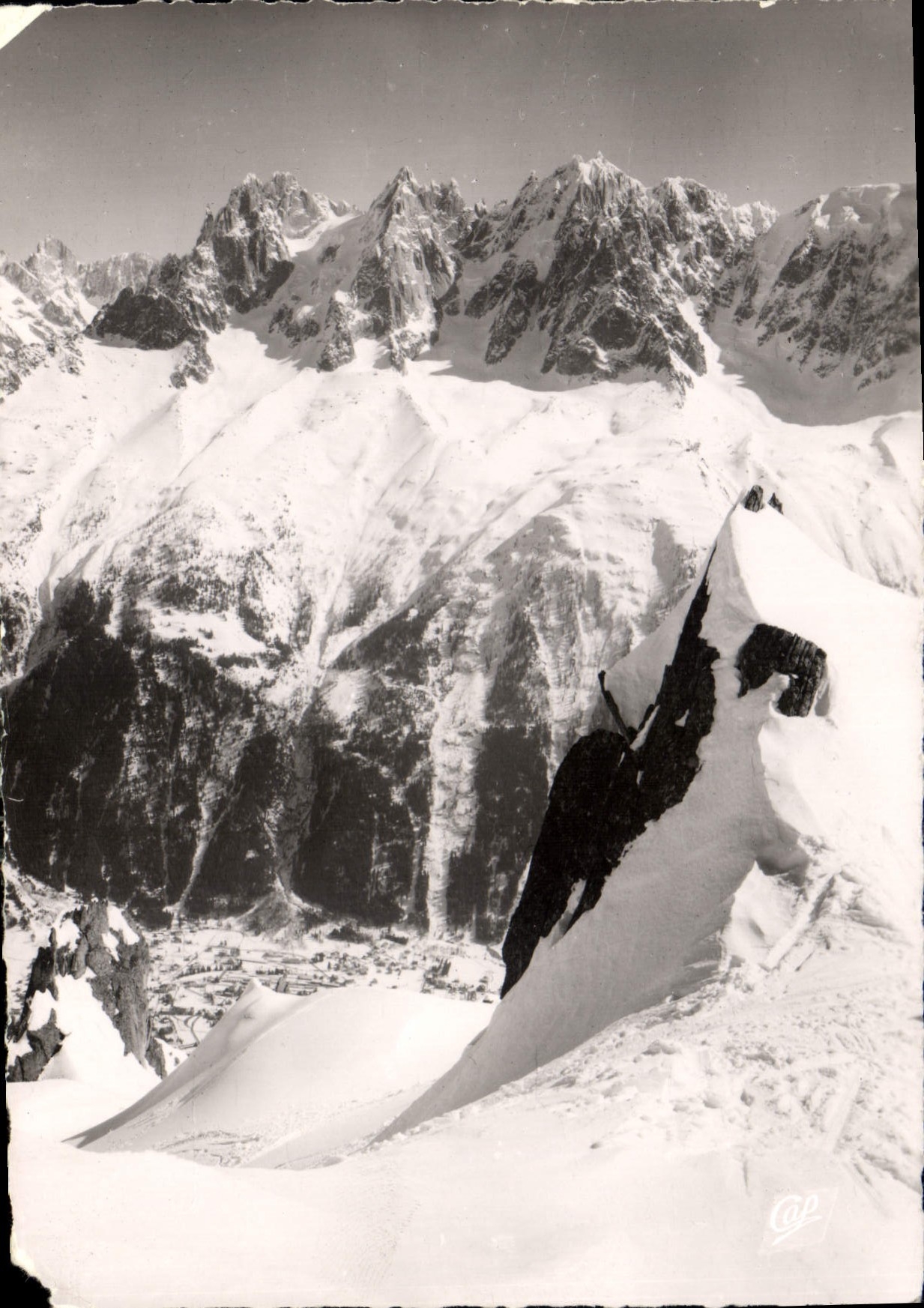CPM Chamonix Mont Blanc en hiver piste du brevent passage de la Breche au fond les Aiguilles de Cham