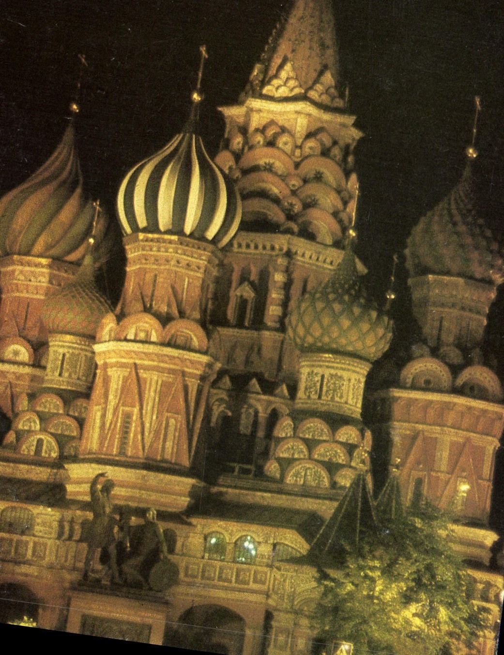 CPM Le Monde de la russie la cathedrale Sainte Basile a Moscou contsruite a l'epoque d'Yvan le Terri