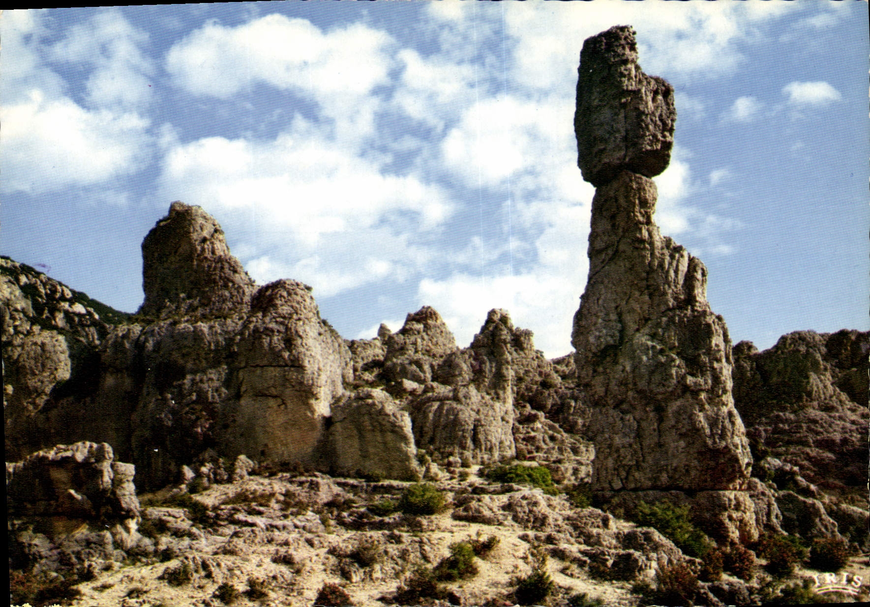 Le cirque de Mourèze — Ensemble de rocs dolomitiques d'aspect ruiniforme — Éditions Théodrome, série 34/112