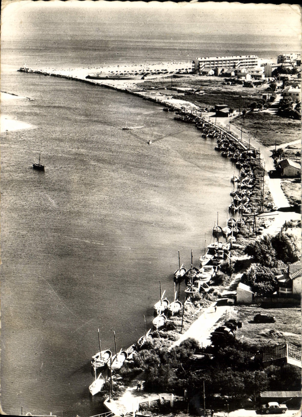 Valras-Plage (Hérault) — Les bords de l'Orb et le Port — Éditions Aériennes Compét. Imp. MACON (G. d. L.)