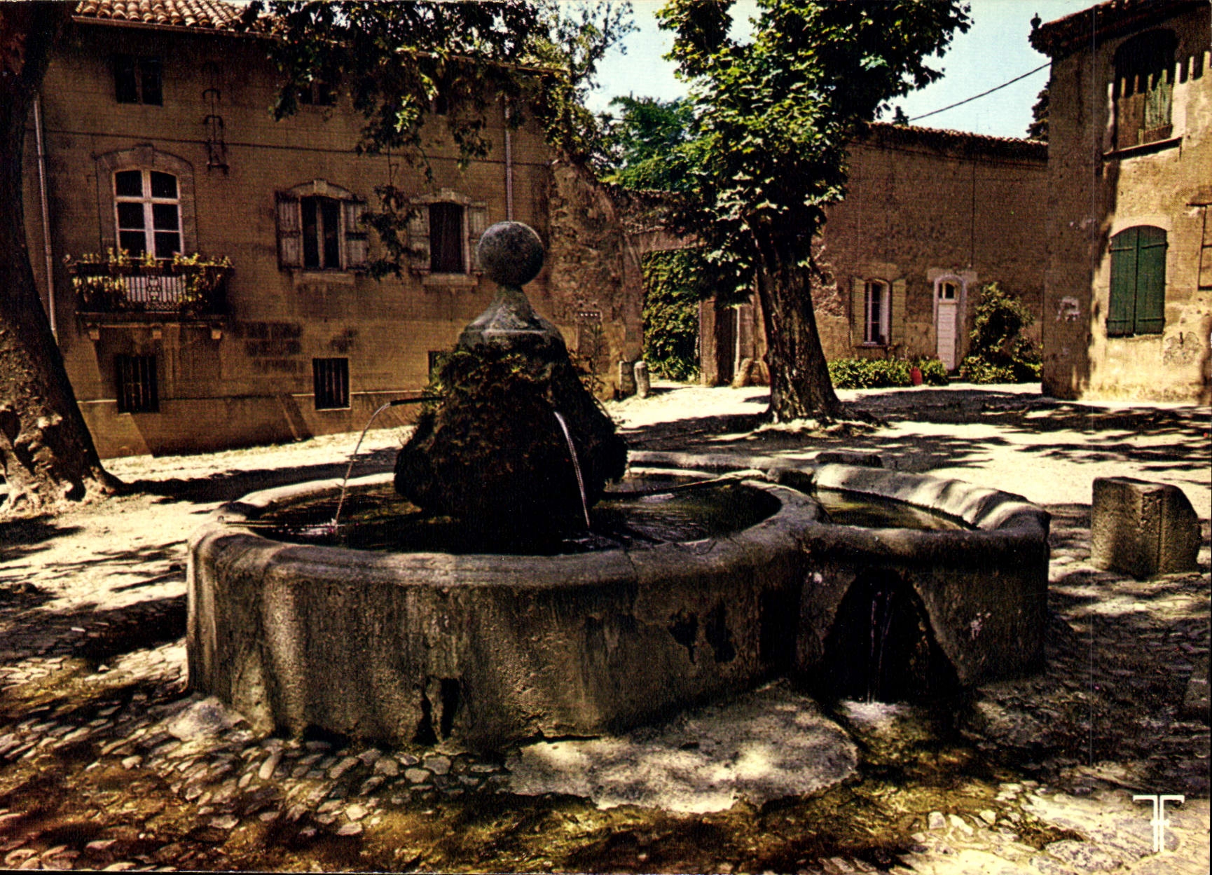 CPM Languedoc Villeneuvette la place du village et la fontaine 
