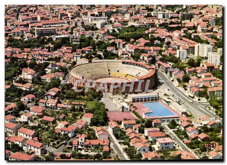 Beziers — Vue aérienne partielle sur la ville avec au premier plan, la piscine et les Arènes — Société des Cartes Postales APA-POUX