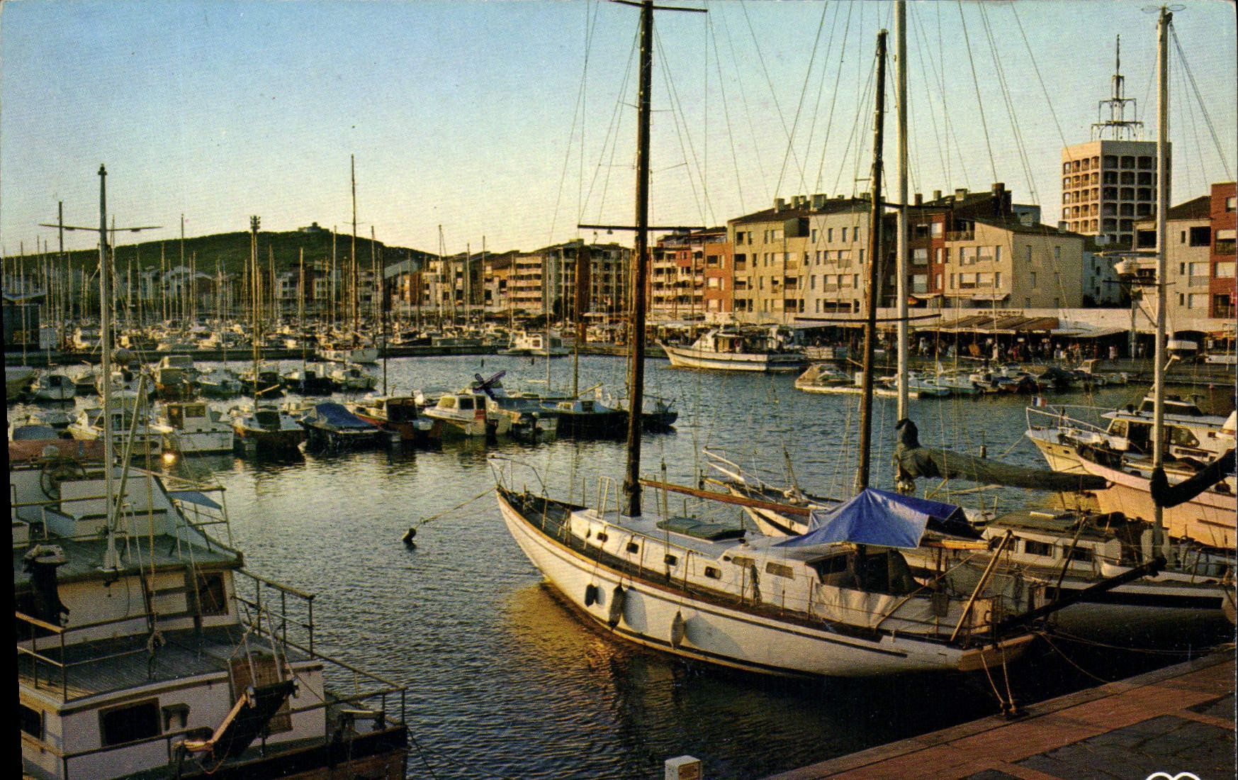 CPM En Parcourant la Cote Mediterraneenne Le Cap d'Agde Herault Crepuscule sur le port 