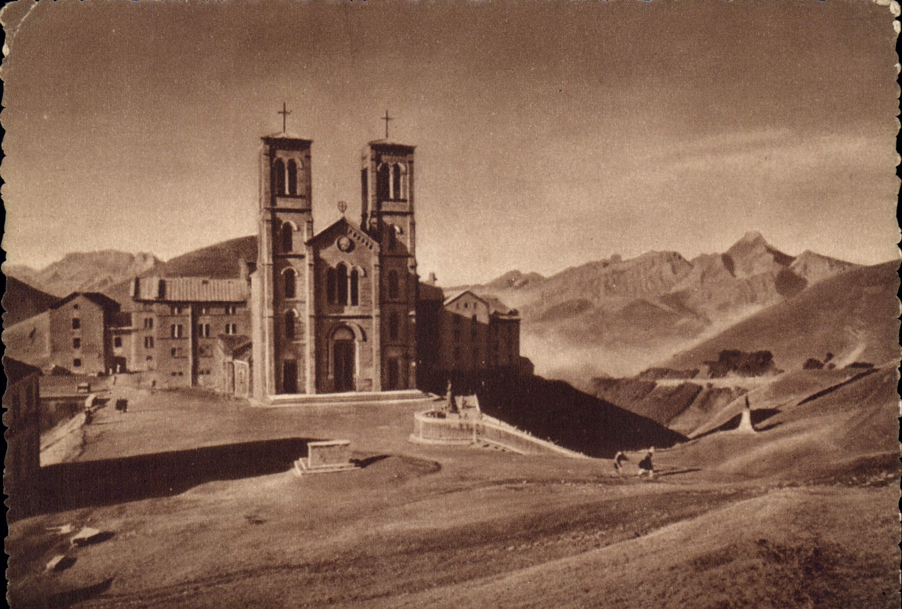 Basilique de la Salette — Pèlerinage de N.-D. de la Salette — Cliché exclusif des Missions de la Salette
