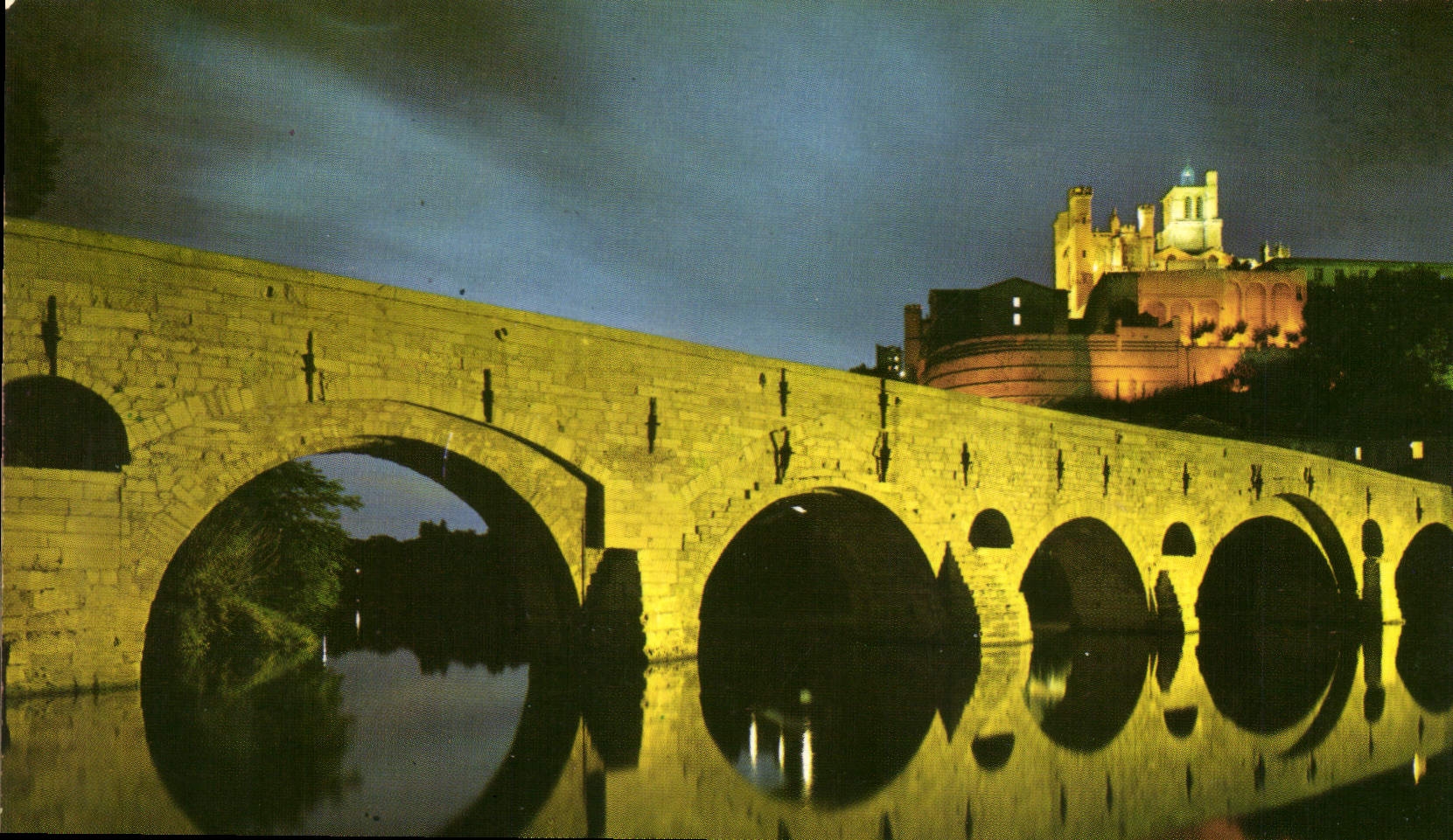 Béziers — Nachtsicht auf die Kathedrale und den alten Steinbrücke über den Orb — Société des Cartes Postales APA-POUX