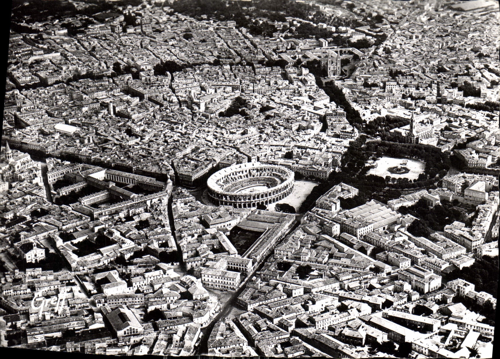 CPM En Languedoc Nimes Gard vue aerienne les Arenes et l'Esplanade 