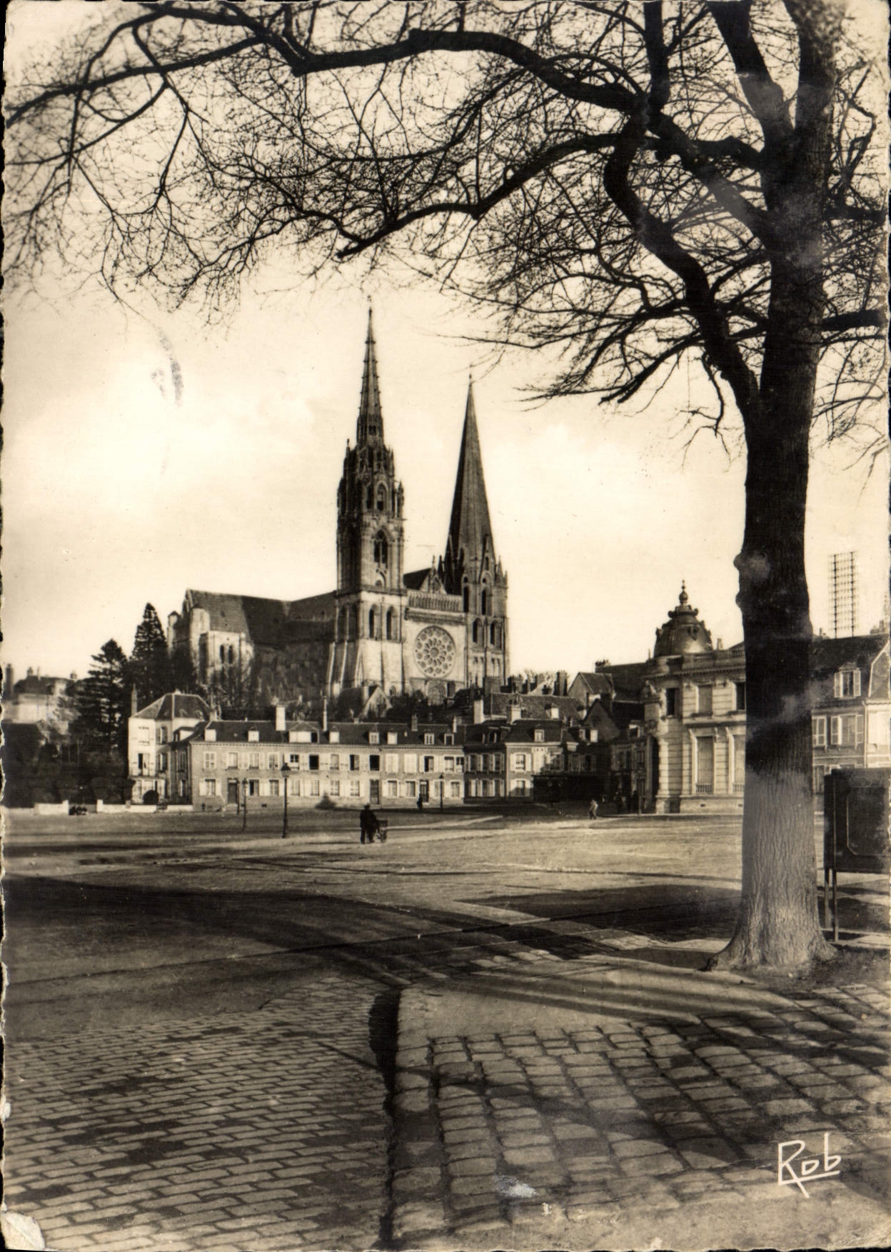 CPM Chartres Eure et Loir la Cathedrale vue de la Place Chatelet 