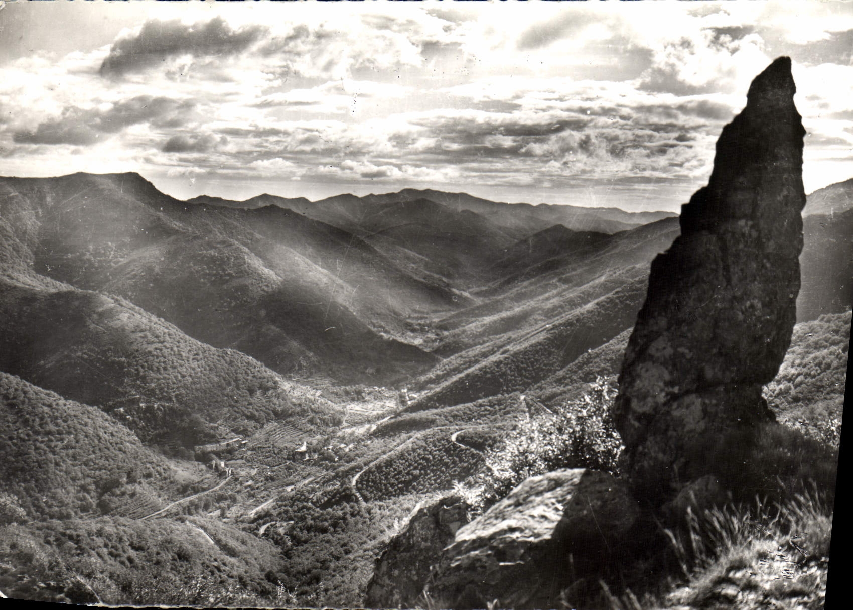 Massif de l'Aigoual (Gard) — La haute vallée de l'Hérault et les lacets de la route de l'Espérou à Valleraugue vus du rocher "La Quille" — Éditions SL, Lyon