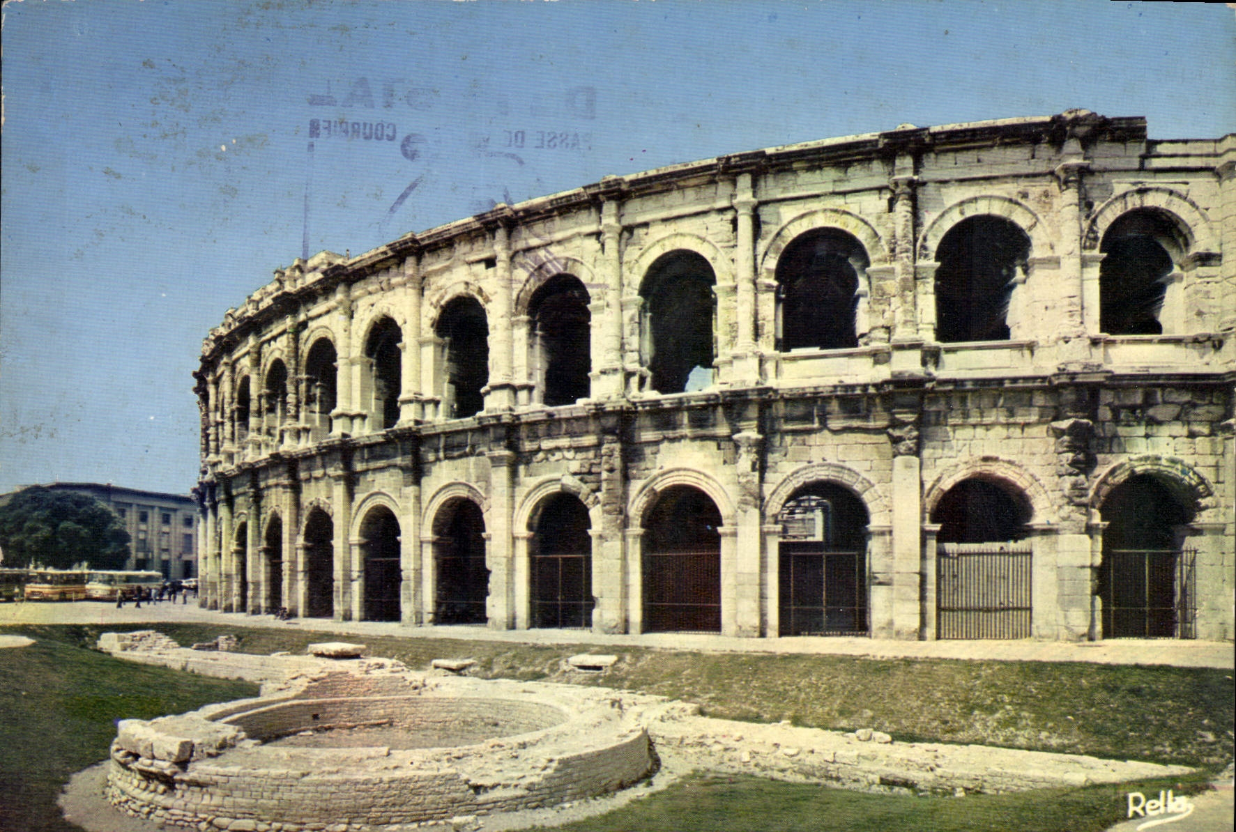 CPM Nimes Gard les Arenes romaines au Premier Plan soubassements d'anciens remparts nouvellement mis