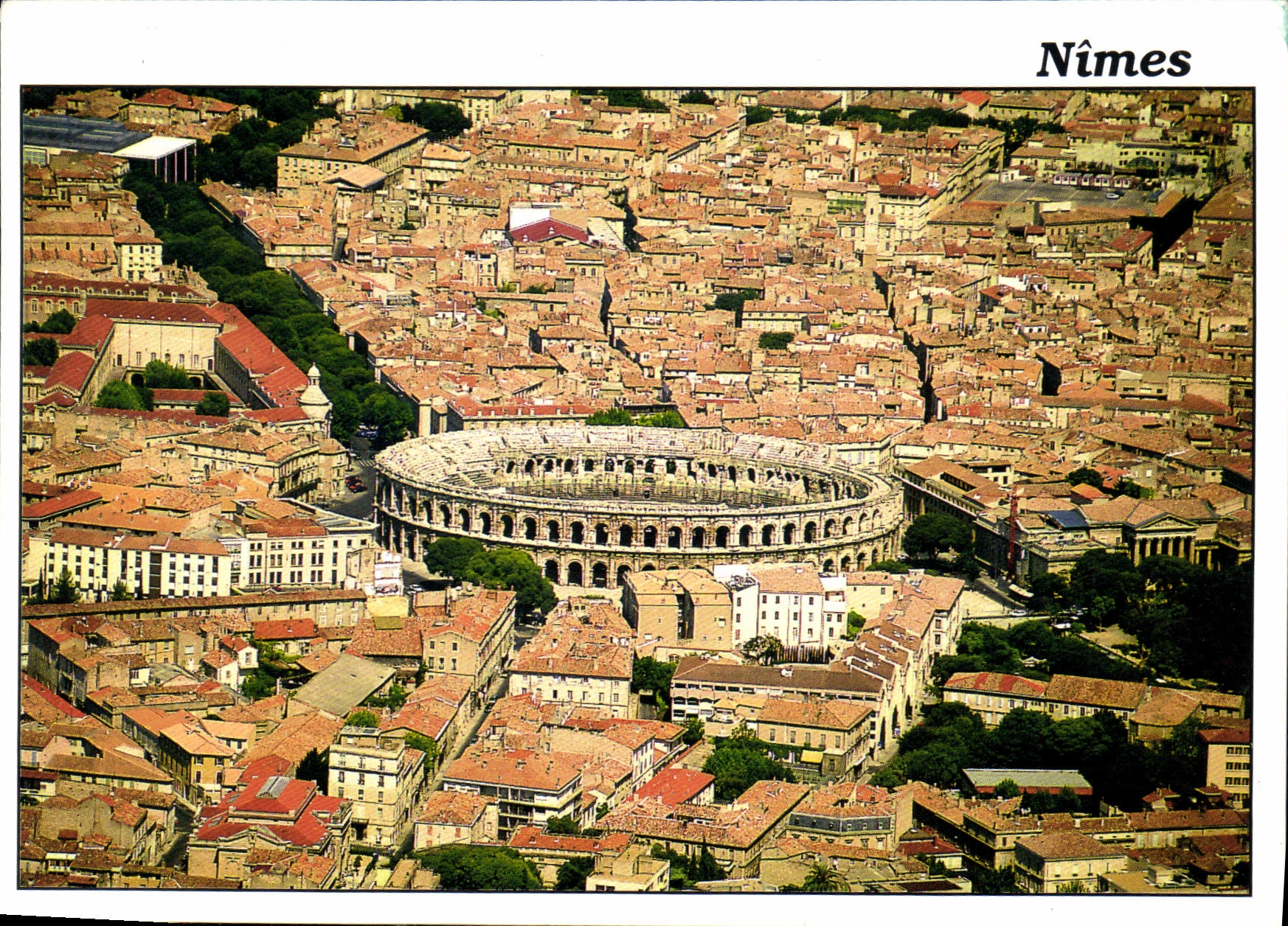 Nîmes — Vue générale de la ville, les Arènes au centre — AS de Cour