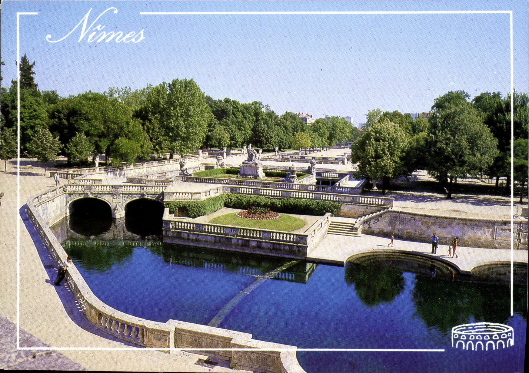 Nîmes — Jardin de la Fontaine et la source au premier plan — Éditions AZUR RIVIERA