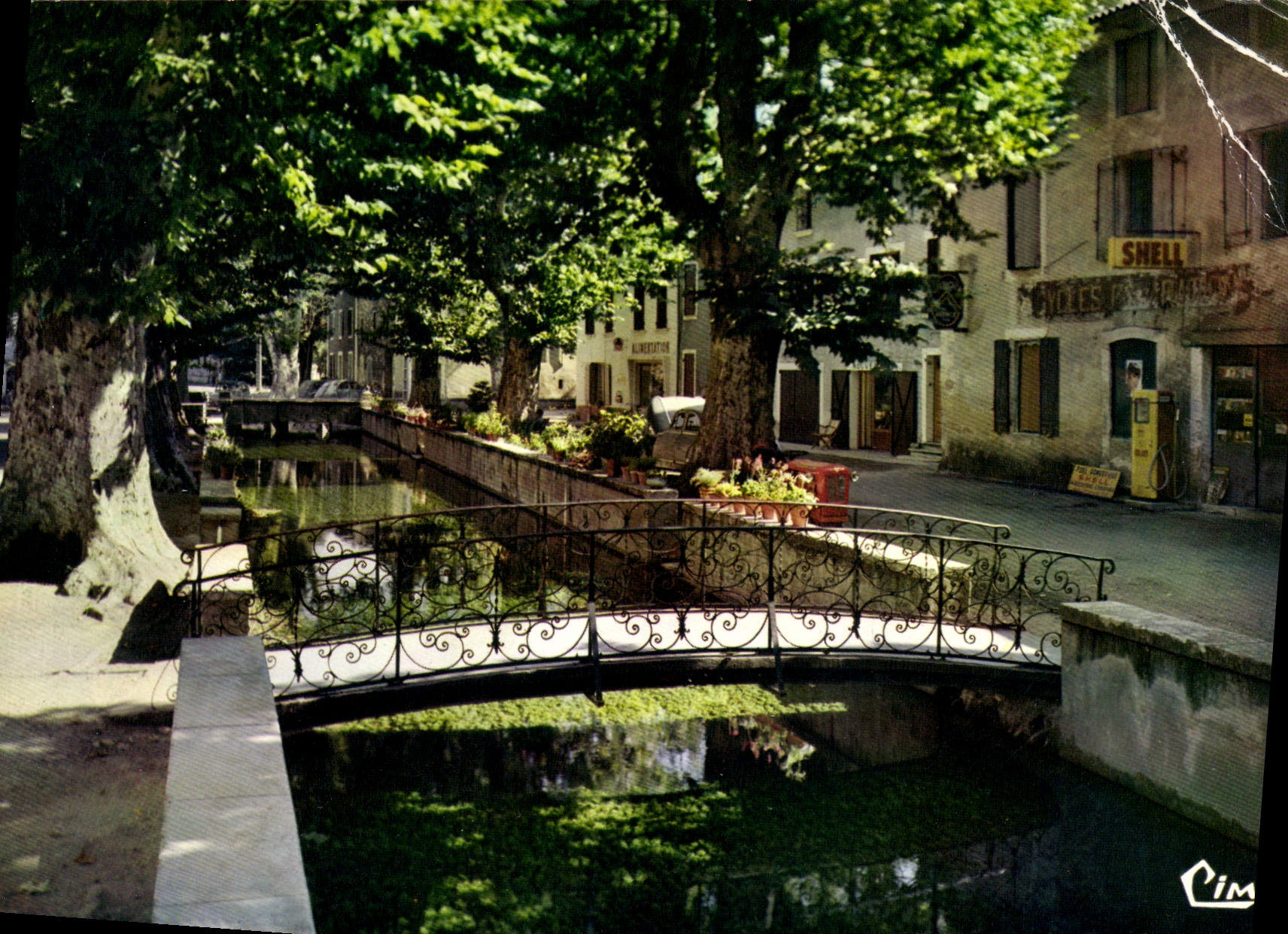 CPM Goudargues Gard le canal et entrepont 
