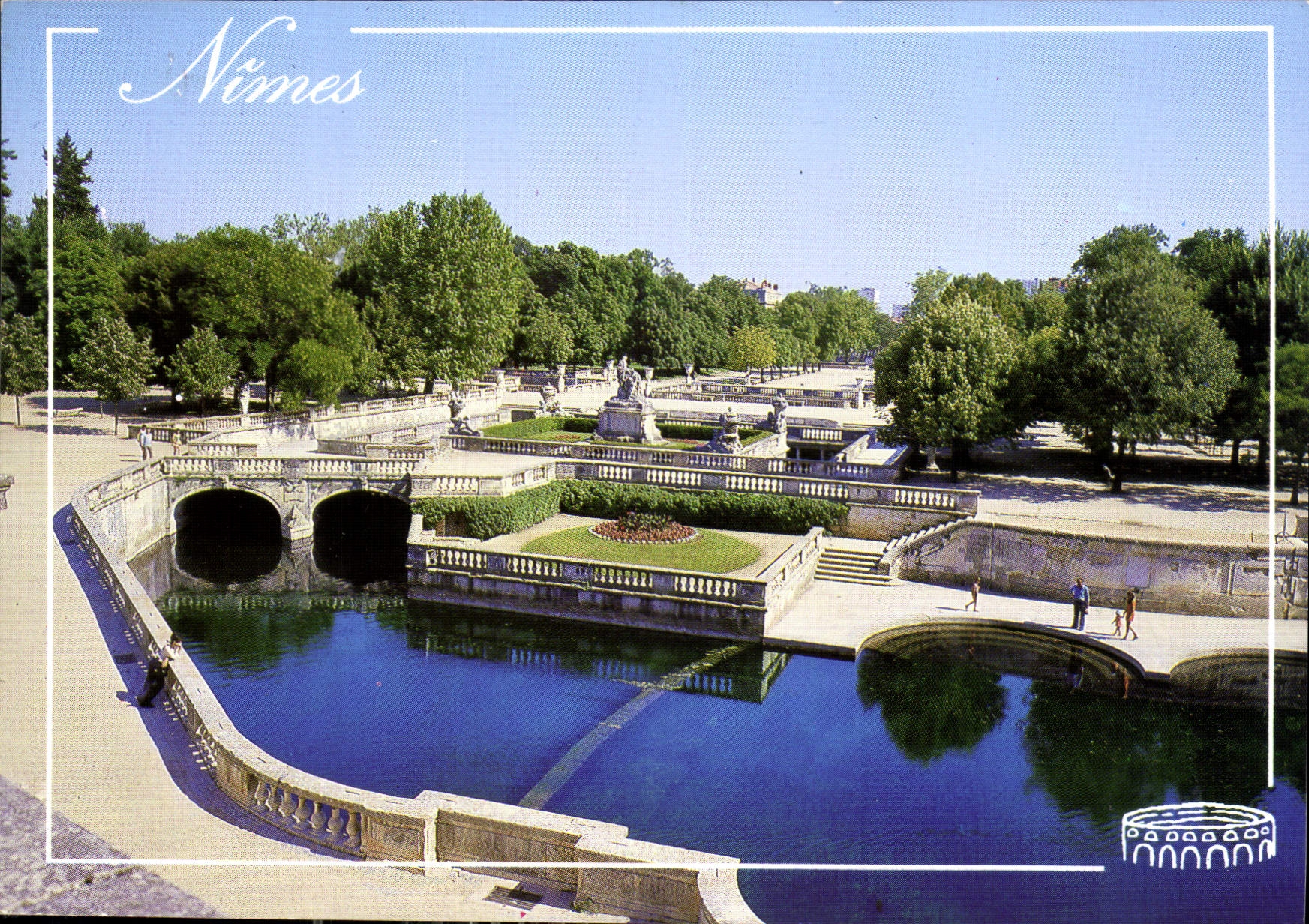Nîmes — Jardin de la Fontaine et la source au premier plan — Éditions AZUR RIVIERA