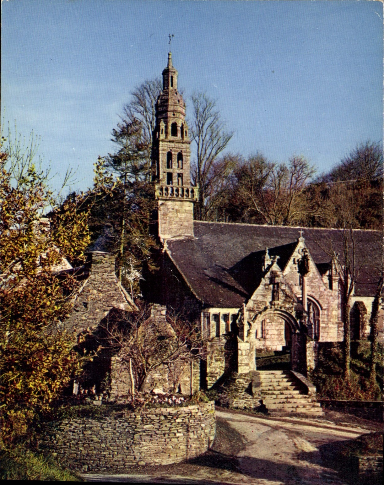 CPM La Bretagne en couleurs Chapelle notre dame et son clocher Renaissance du XVI siecle a Chateauli