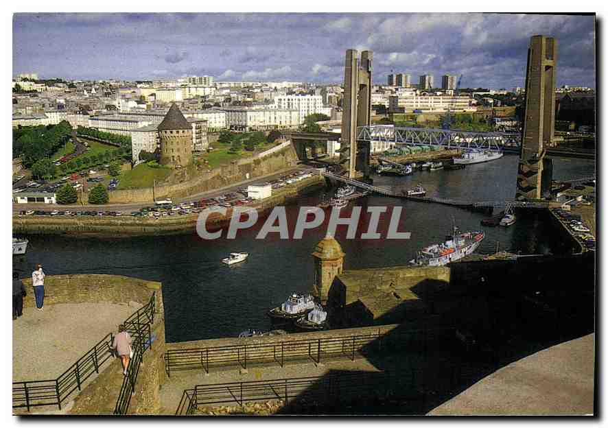 CPM La Bretagne en couleurs Brest Finistere vue sur la tour Tanguy et le pont de Recouvrance 