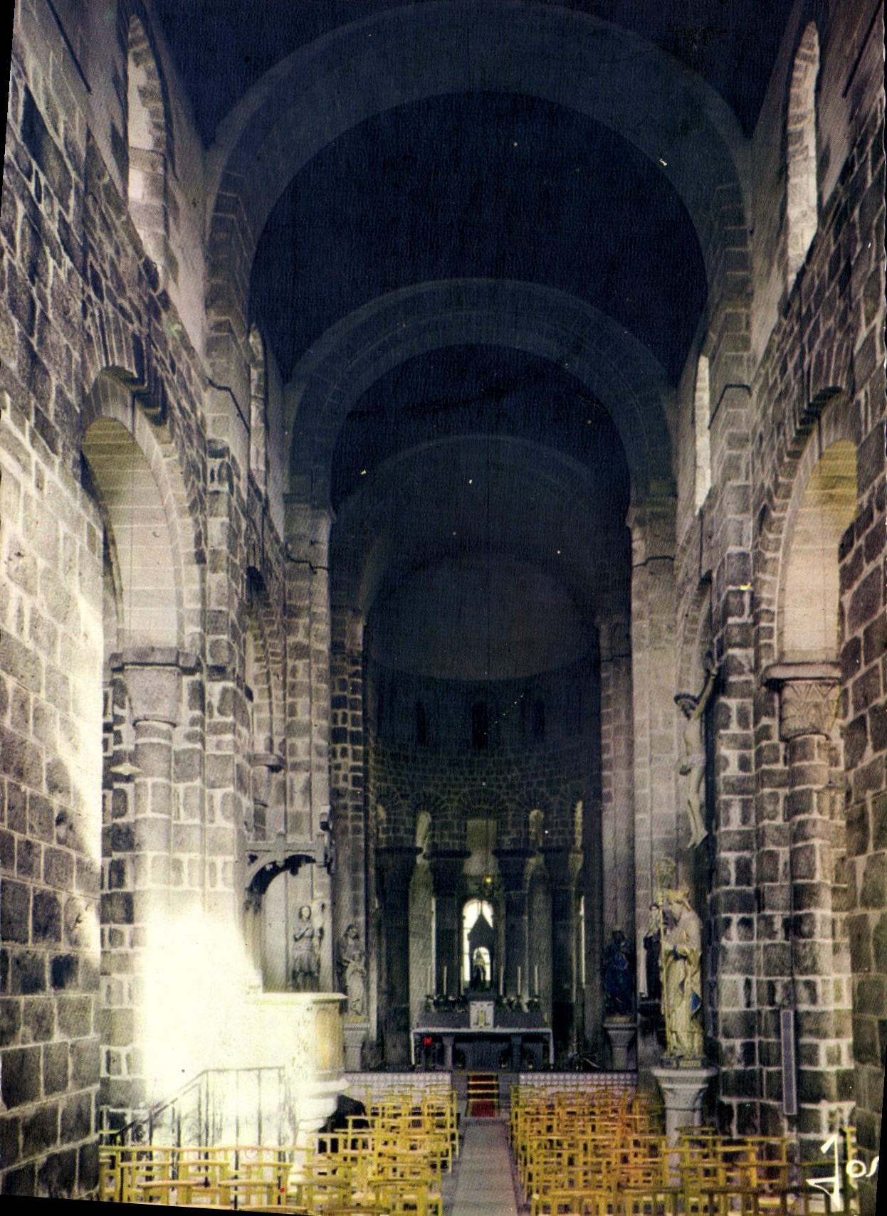 CPM La Bretagne en couleurs Loctudy Sud Finistere l'interieur de l'Eglise style roman des XI et XII 