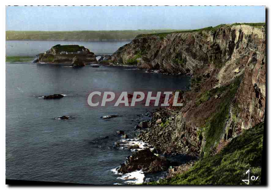 CPM Roscanvel Finistere l'Ilot et le fort des Capucins l'un des nombreux vestiges de la defense de B