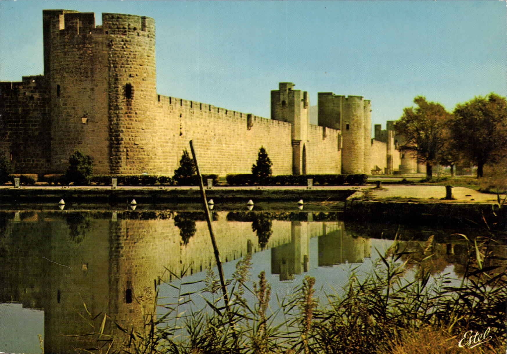 Aigues-Mortes — remparts médiévaux et port maritime — Édition Estel