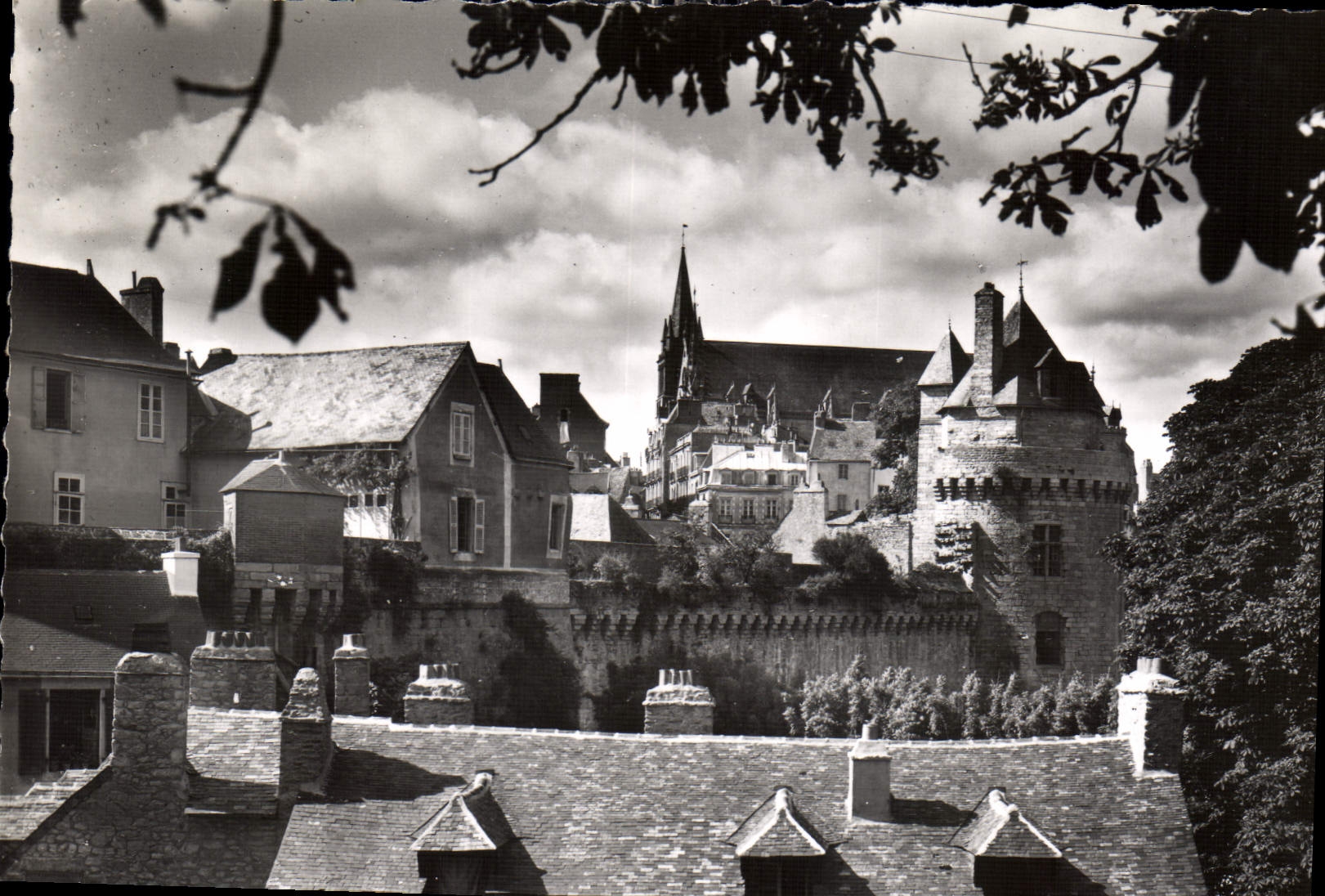 Vannes (Morbihan) — Vue sur le Vieux Donjon et la Cathédrale — Photo Macon (s.n.)