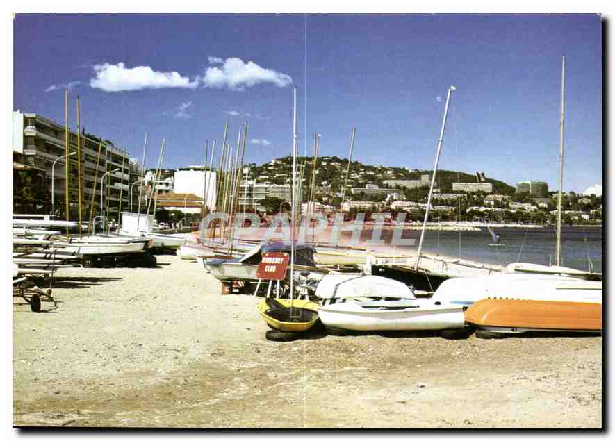CPM Cannes Alpes Maritimes Plage du Moure Rouge en arriere Plan la Californie 