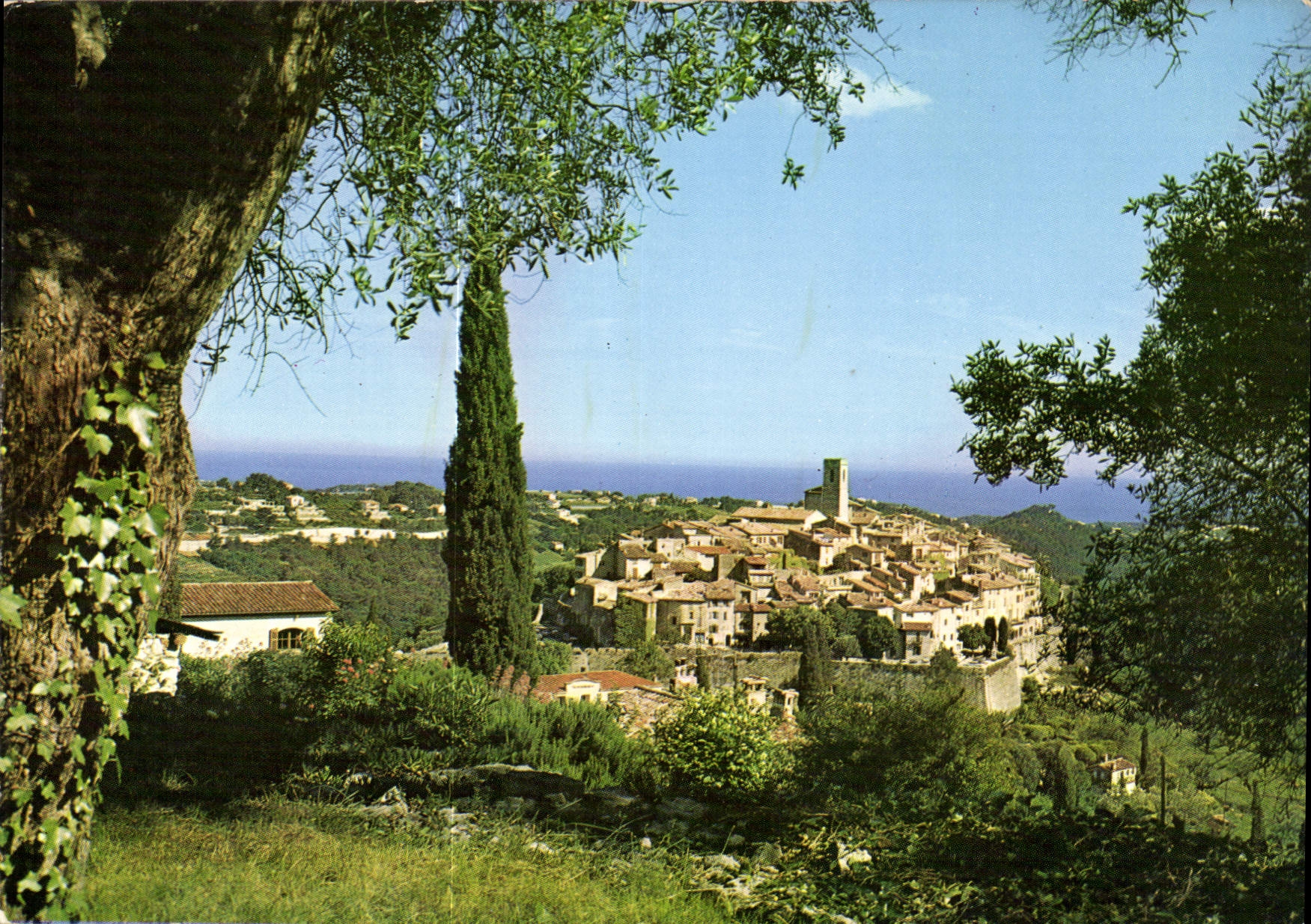 CPM Cote d'Azur Saint Paul de Vence vue sur la Ville au fond la Mediterranee 