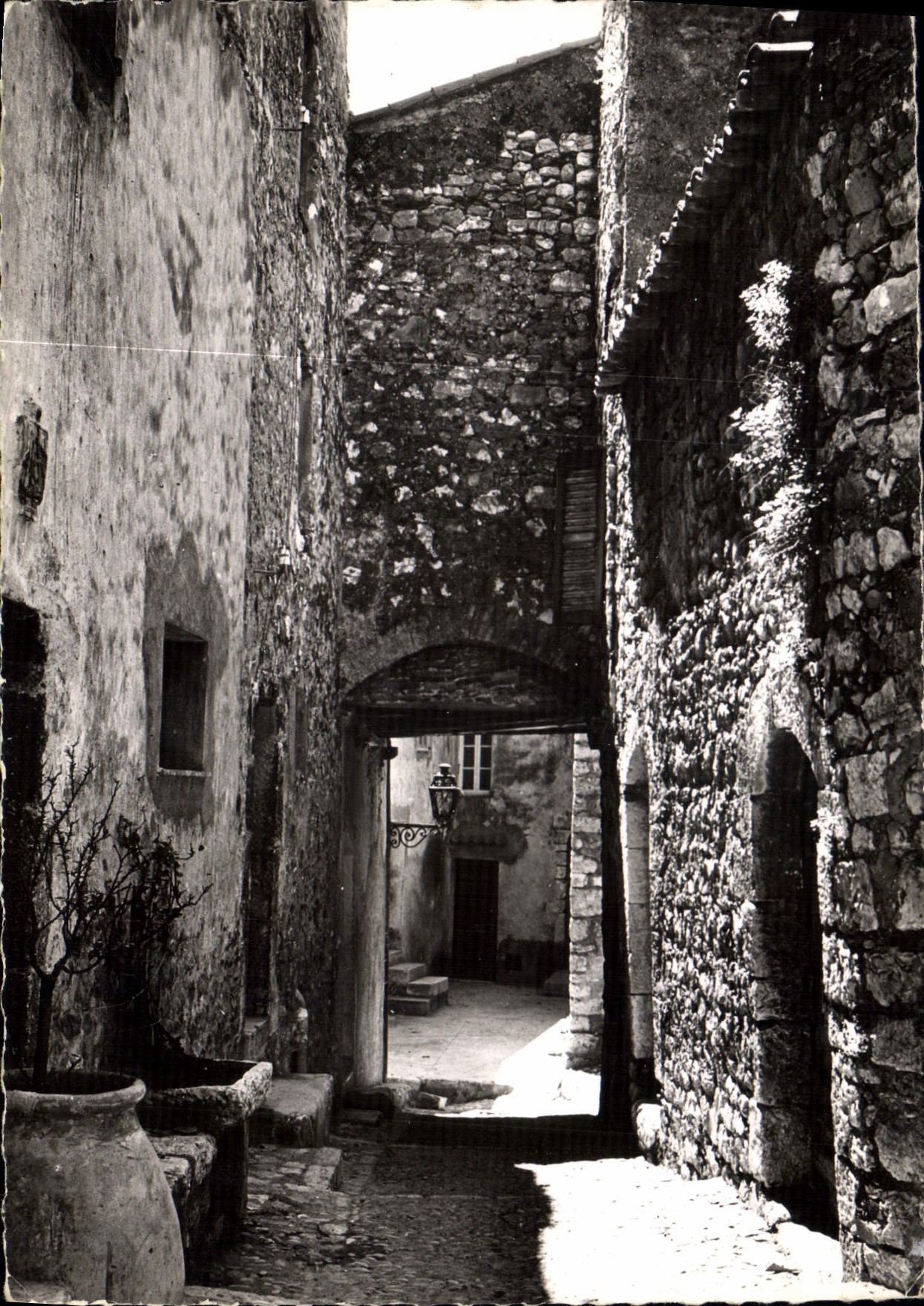 CPM Une vieille rue du Merveilleux village de Saint Paul Cote d'Azur 