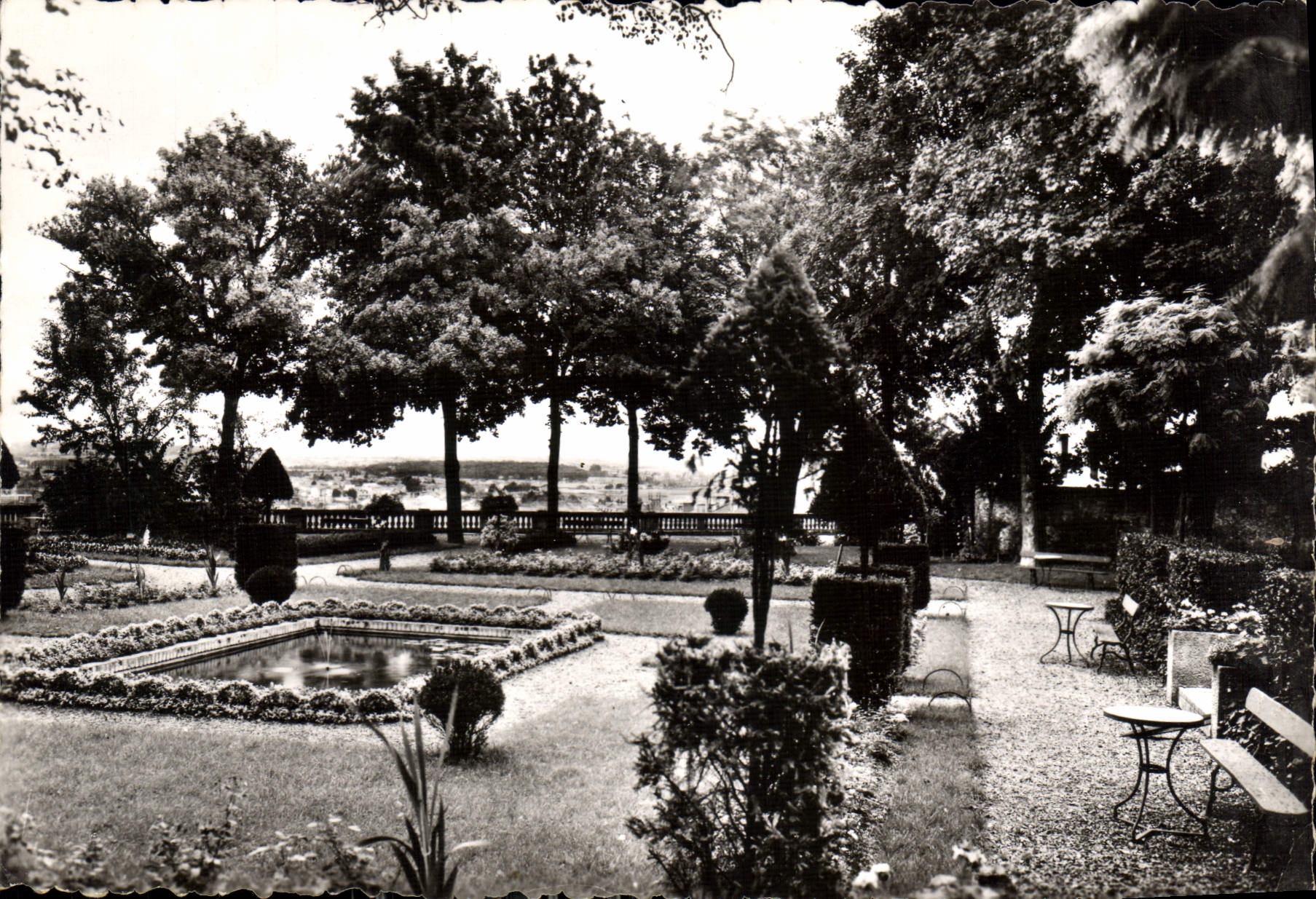 Jardin vu des Chambres de l'Hôtel — Hôtel de France - Angoulême