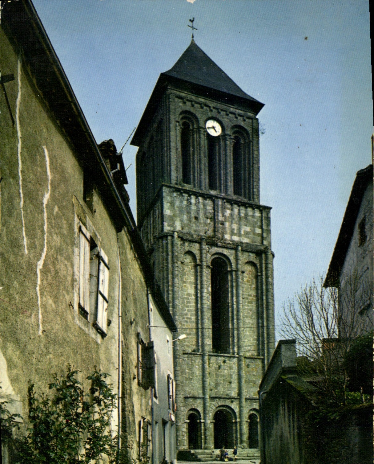 CPM Lesterps Charente l'Eglise vestige d'une ancienne abbaye fondee en 986 clocher roman du XII siec