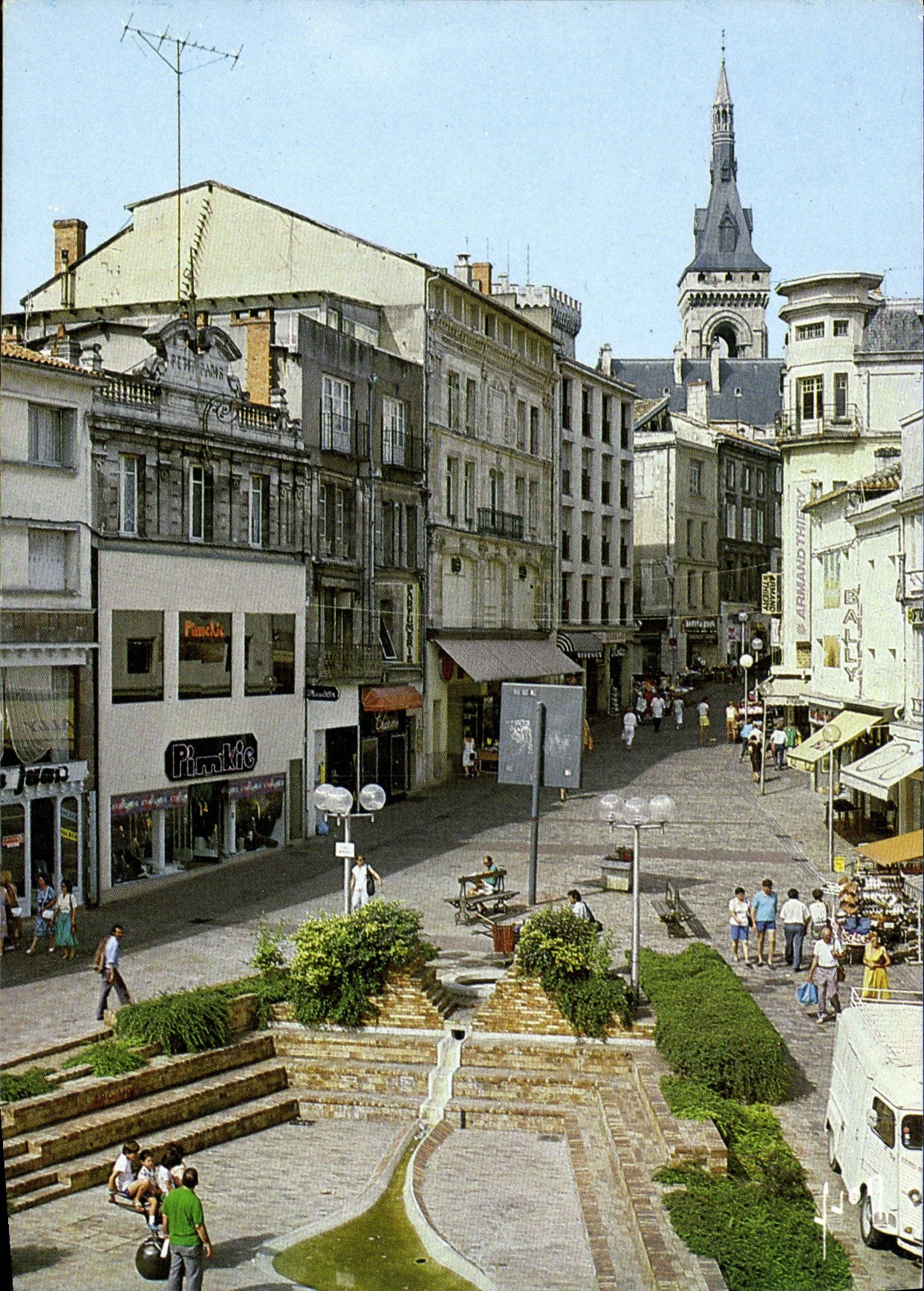 CPM Couleurs et lumiere de France Angouleme Charente rue pietonne au fond le Clocheton de l'Hotel de