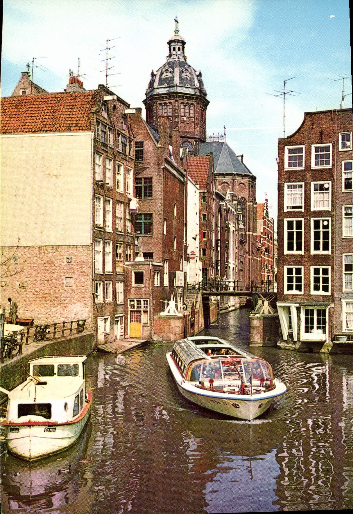 CPM Amsterdam Holland la Pittoresque Oudezijds Kolk relletant la siluette de l'eglise du St Nicolas 