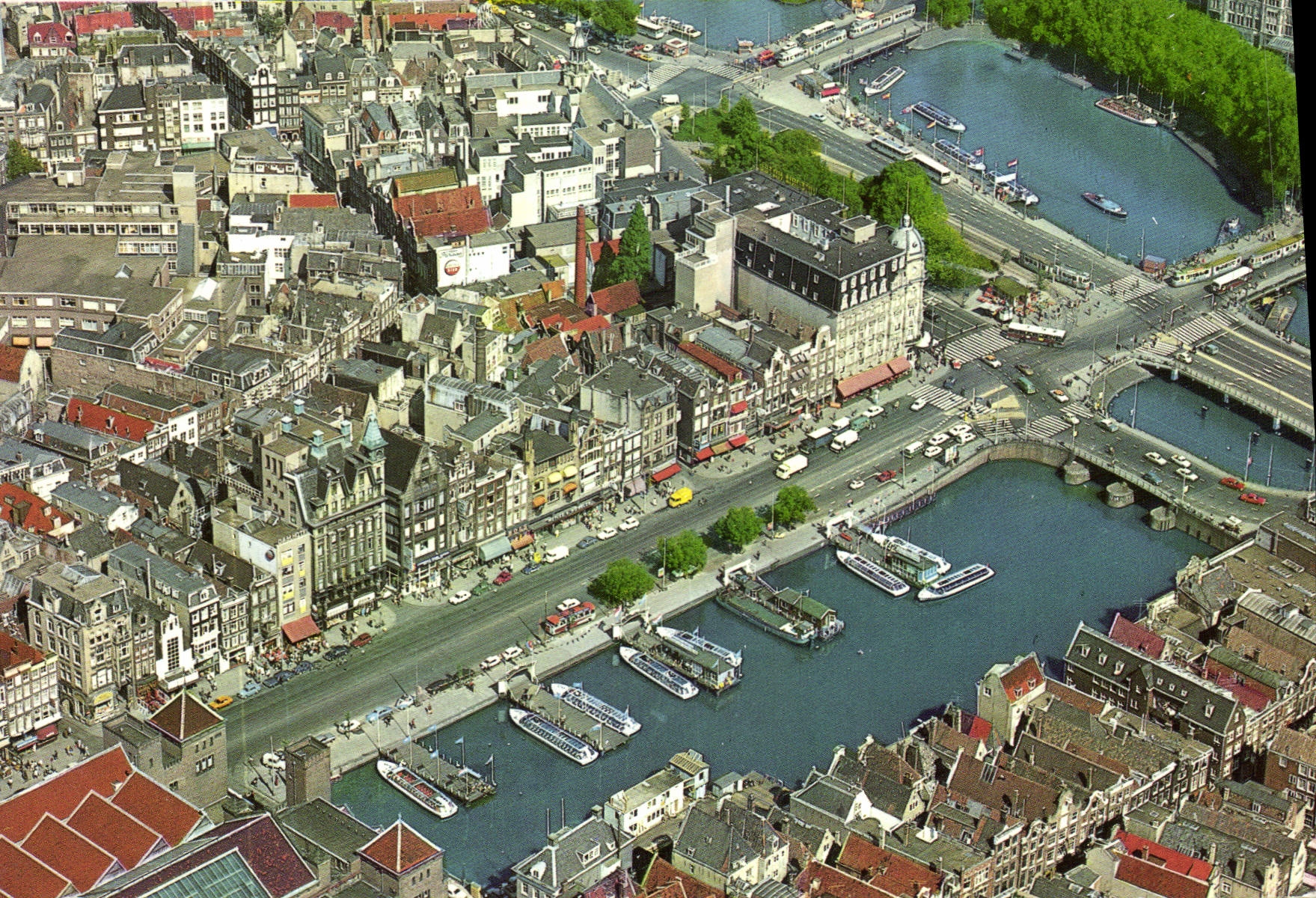 Amsterdam / Hollande — Vue aérienne du Damrak et du Prins Hendrikkade — CPAPHIL