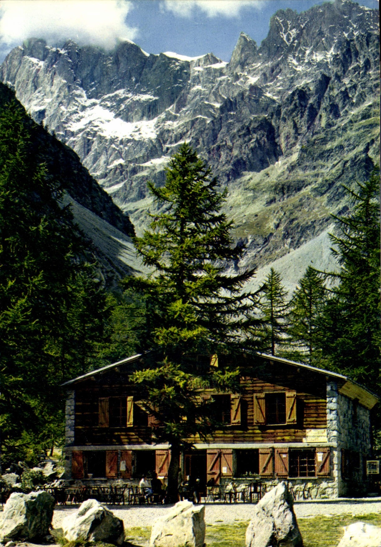 CPM En Oisans le refuge Cezanne au pre de Madame Carle 