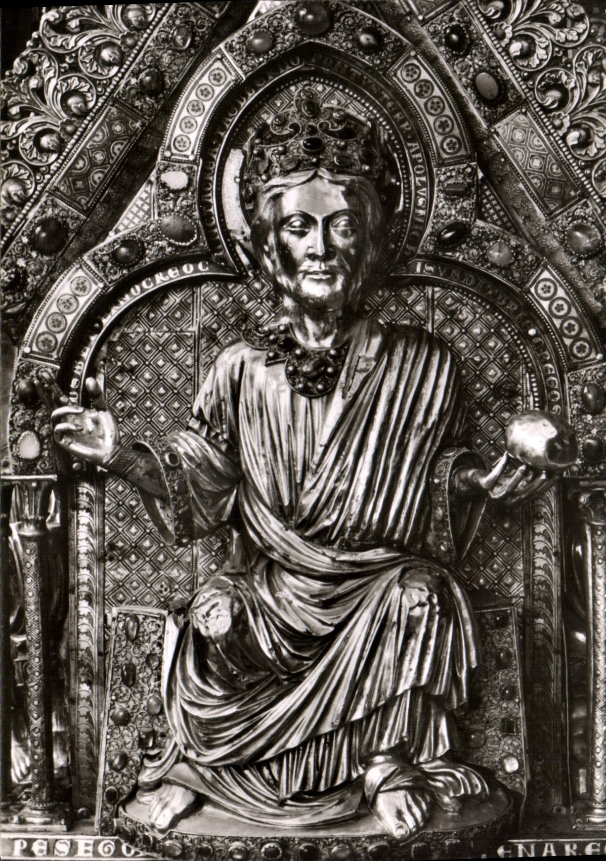 Christusfigur auf der Schmalseite des Marienschreines 1236 — Aachen, Dom — Foto Haus Nuel-Lepper