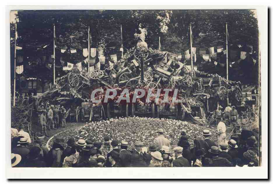 Cérémonie commémorative — Monument aux véhicules militaires — Éditeur non identifié