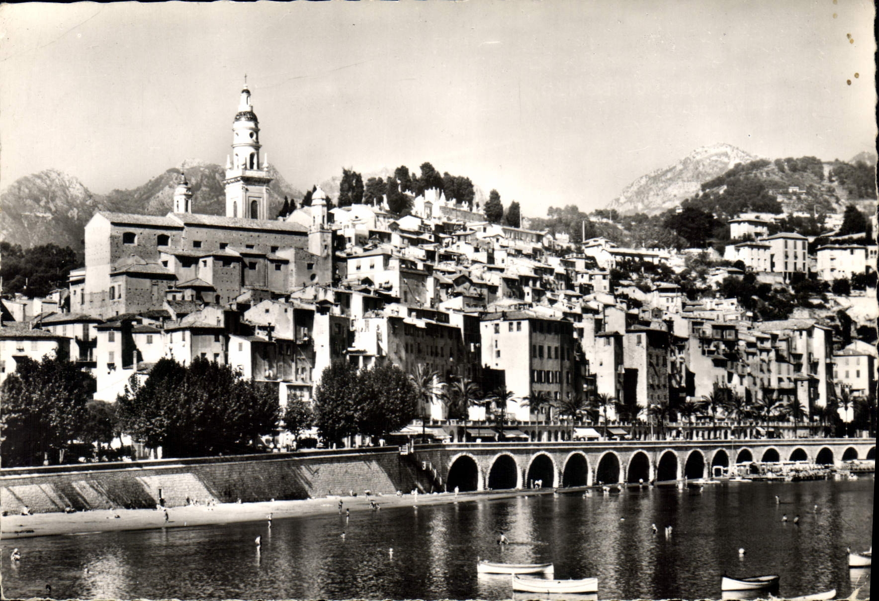 CPM Menton La Vieille Ville le Quai Bonaparte et la Plage des Sablettes 