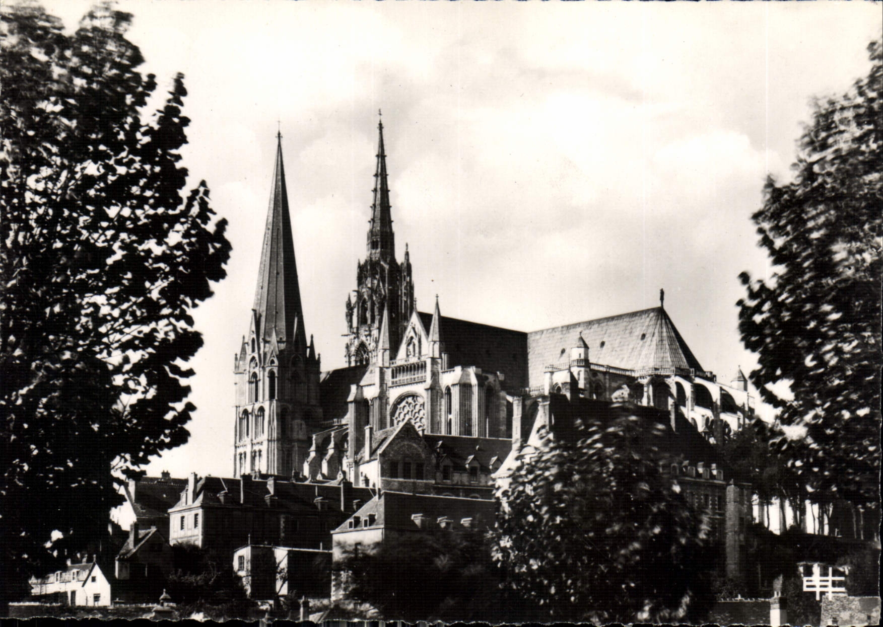 Chartres (Eure-et-Loir) — La Cathédrale — Éditeur Houvet