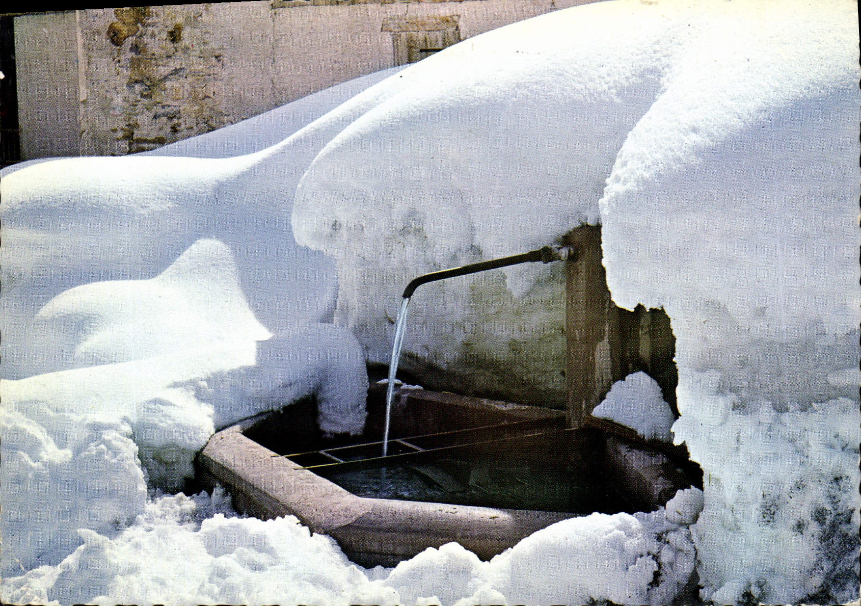CPM L'Hiver dans les Alpes Vieille fontaine dans la neige 