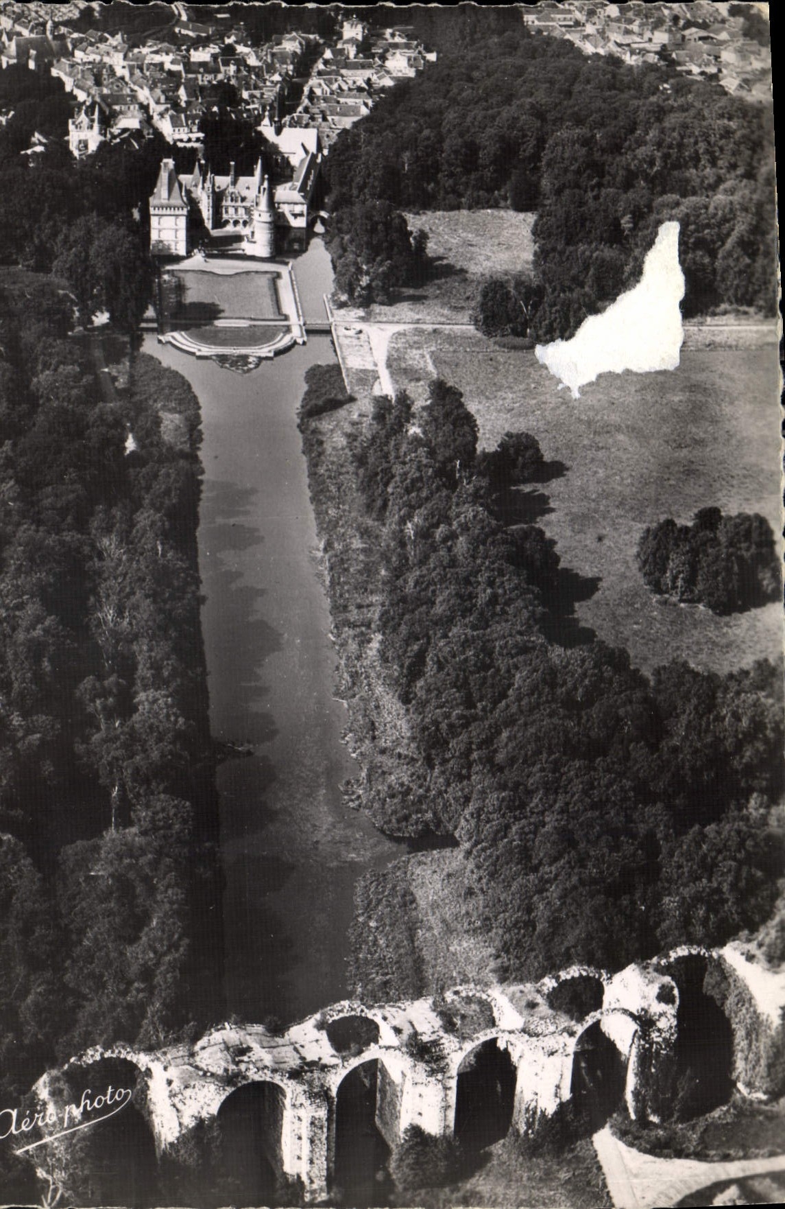 Maintenon (E-et-L.) — Le Château et l'Aqueduc (XVIIe siècle) — Aéro Photo, Paris