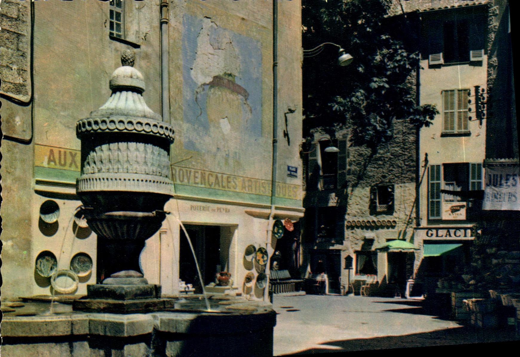 Place de la Peyra à Vence — La Fontaine — Éditeur La Cigogne, Monaco