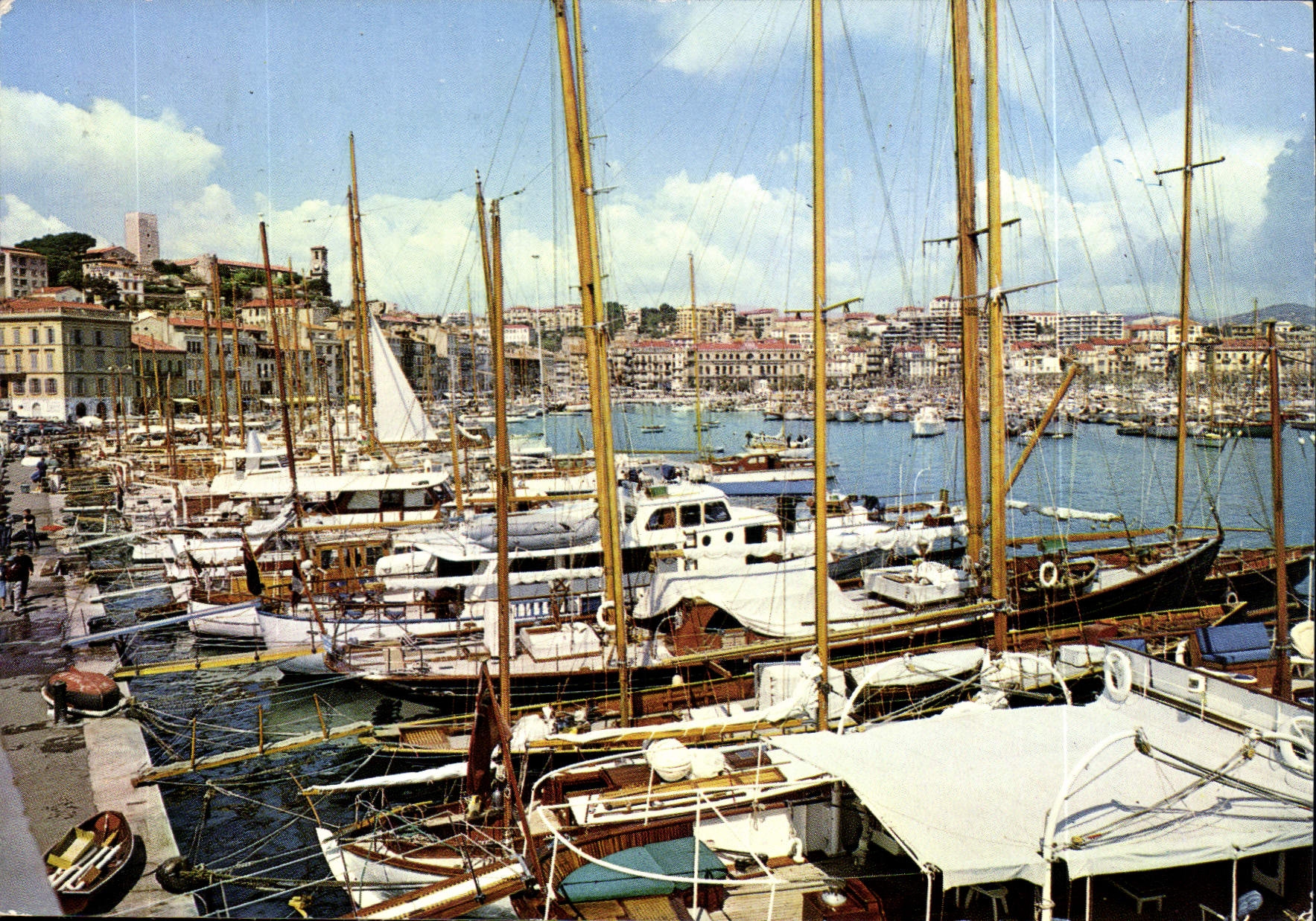 CPM Cannes AM Le Quai St Pierre et le Suquet Un coin du Port 