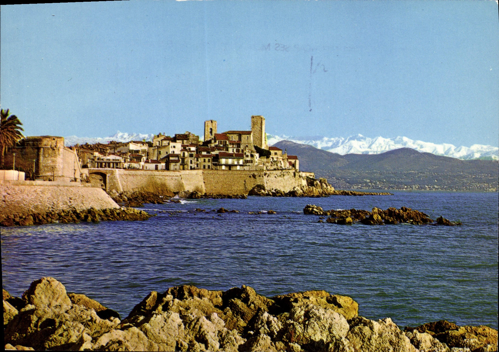 Antibes — Ses Remparts, dans le fond : la Chaîne des Alpes — Éditions d'Art Al Taiti