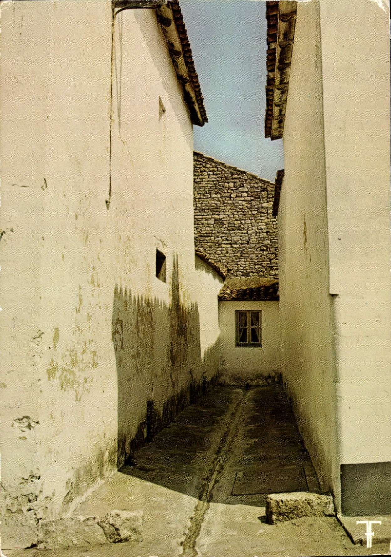 Rue étroite à Ars en Ré — Île de Ré — Éditions des Septfontaines